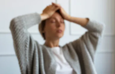 девушка с алекситимией держится за голову